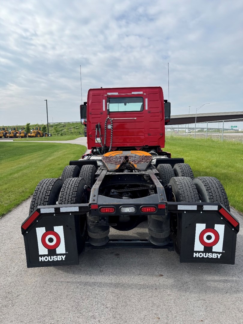 2020 VOLVO VNR300 - USED TRUCKS DAY CAB - image 5